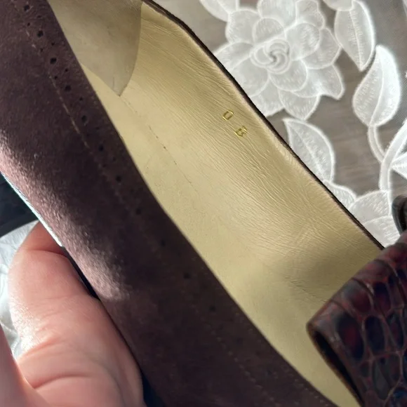 Joan & David Brown Loafer Heel Suede Embossed Buckle Fringe Vintage Italy 10 - Picture 13 of 16